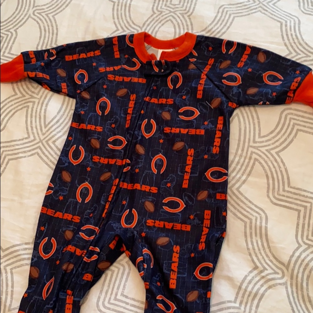 BNWOT Chicago Bears footed onesie 6m